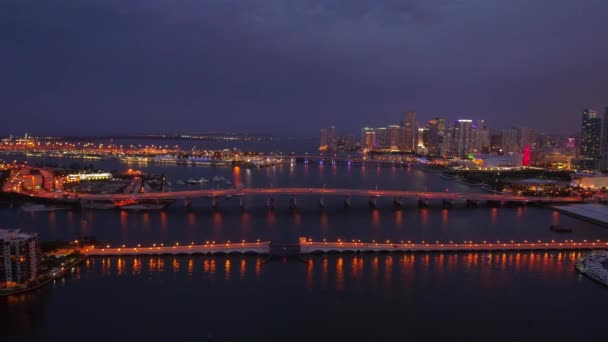 Lotu Ptaka Nocy Roll Drone Nagrania Miami Mosty Noc Bay — Wideo stockowe