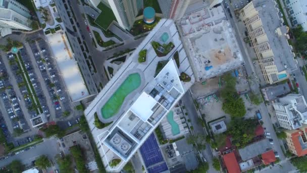 空中架空 卷视频迈阿密摩天大楼屋顶游泳池 — 图库视频影像