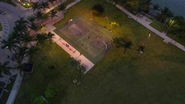 Tirada Aérea Partido Baloncesto Para Revelar Puesta Sol Sobre Ciudad — Vídeo de stock
