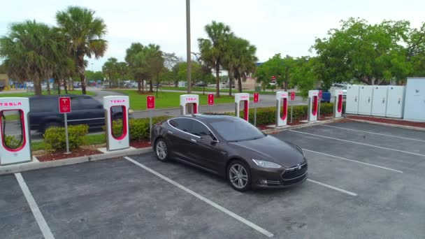 Vídeo Aéreo Tesla Model Supercharger Florida City Miami Eua — Vídeo de Stock