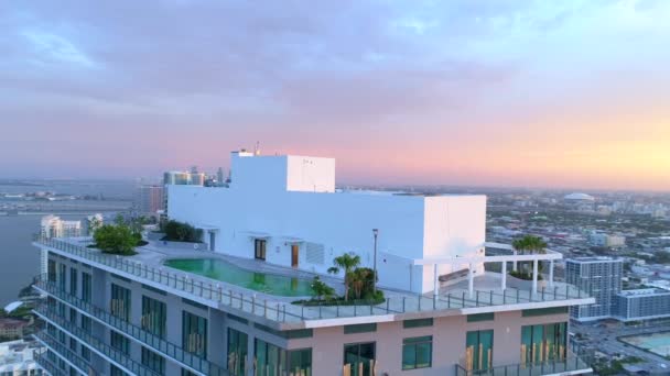 Edificio Construcción Con Piscina Azotea — Vídeos de Stock