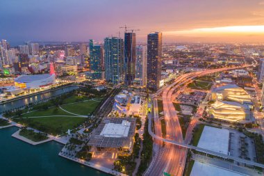 Cityscape Downtown Miami Florida stok fotoğraf gün batımında aydınlatılmış