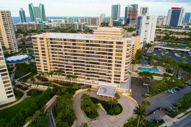 500 Diplomat Parkway Olympus kat mülkiyeti Hallandale Florida ABD Hava dron görüntü