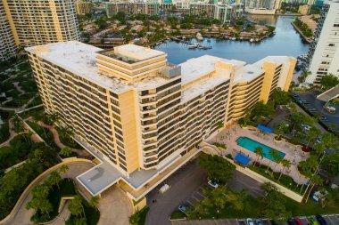 Hallandale Florida condominium Yüzme Havuzu ile havadan görüntü