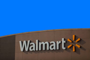 Miami, Fl, Amerika Birleşik Devletleri - 9 Haziran 2018: Derin mavi gökyüzü bir walmart mağaza işareti logosuna fotoğrafı