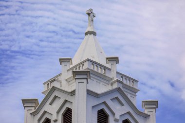 Mavi gökyüzü üzerinde bina Kilisesi