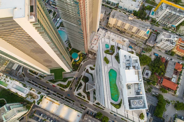 Ispezione Aerea Drone Una Piscina Panoramica Città Torre Grattacielo — Foto Stock