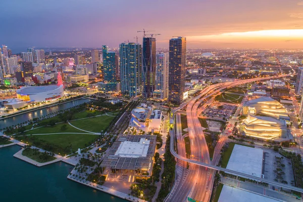 Osakekuva Miami Floridan Keskustasta Auringonlaskun Aikaan Valaistu Kaupunkikuva — kuvapankkivalokuva