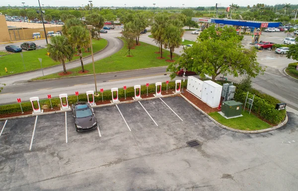 Havadan görüntü bir supercharger şarj bir Tesla Model s