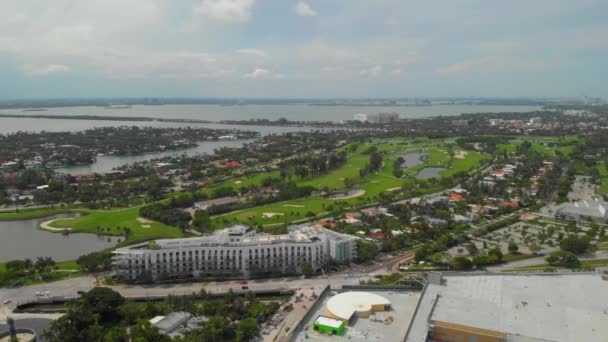 空中ドローン映像マイアミ ビーチ ゴルフ コース風景海岸の風景 — ストック動画