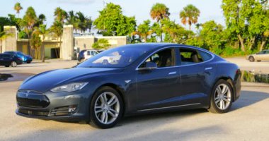Miami, Fl, Amerika Birleşik Devletleri - 20 Haziran 2018: Video görüntüleri b rulo Tesla elektrikli araç ve ilişkili bileşenleri şarj