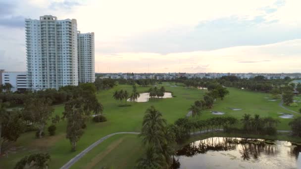 Flyover Aéreo Campo Golfe Paisagem — Vídeo de Stock