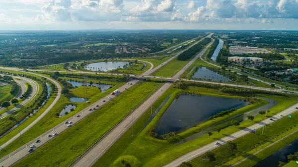 緑の芝生の風景と湖の現代高速道路インターチェンジの撮 — ストック写真