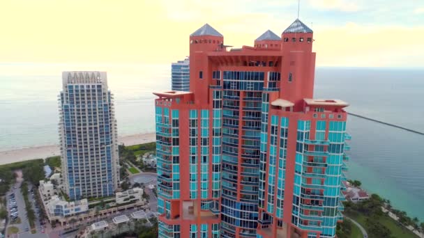 フィッシャーの島の景色をマイアミ ビーチでの高層マンションの上を飛んで空中ドローン — ストック動画
