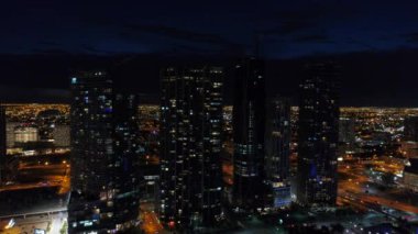 Geceleri hava üstgeçidin Miami gökdelenler
