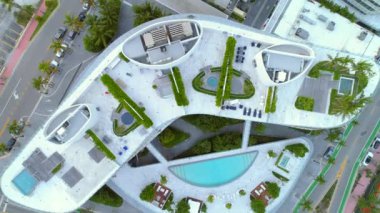 Bahçe ve havuz ile bir kat mülkiyeti hava yükselen tırmanış çatı görünümü