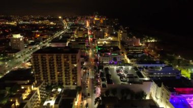 Miami Beach Collins Avenue gece görüntüleri üzerinde uçan