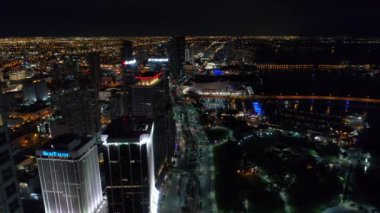 Yüksek hava robot video Downtown Miami gece 4k 24p