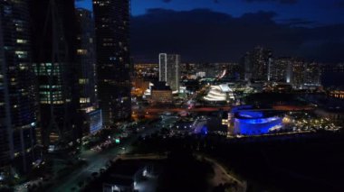 Miami gece dron video şehir ışıkları yukarıda