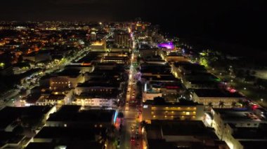 Gece hava dron görüntüleri Miami Beach