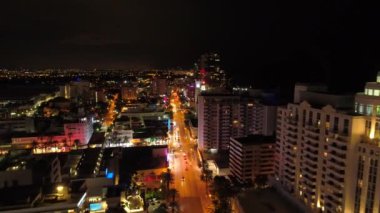 Hava gece dron görüntüleri Miami ve plajlar
