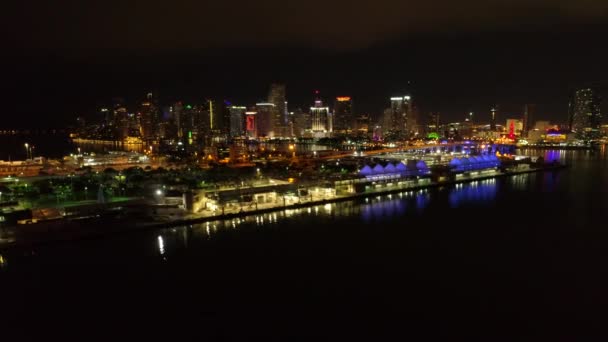 史诗般的夜晚拍摄迈阿密市中心和港口 24P — 图库视频影像
