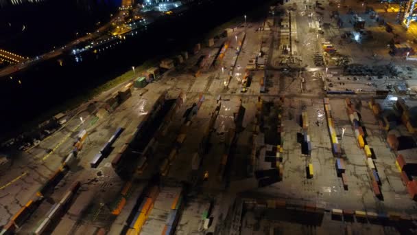 夜無人機低空飛行で産業貨物港 — ストック動画