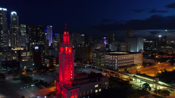 Miami Freedom Tower Natten Sköt Med Drönare — Stockvideo