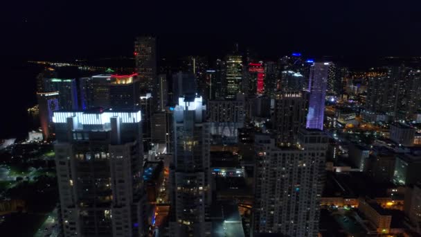 現代のマイアミの高層建築は夜ドローン映像で点灯 — ストック動画