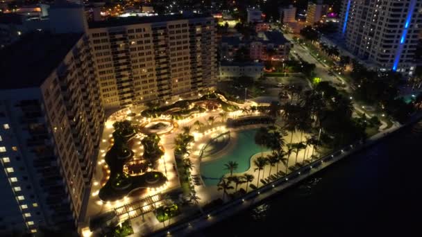 Filmagem Movimento Aéreo Noturno Uma Piscina Iluminada Noite — Vídeo de Stock