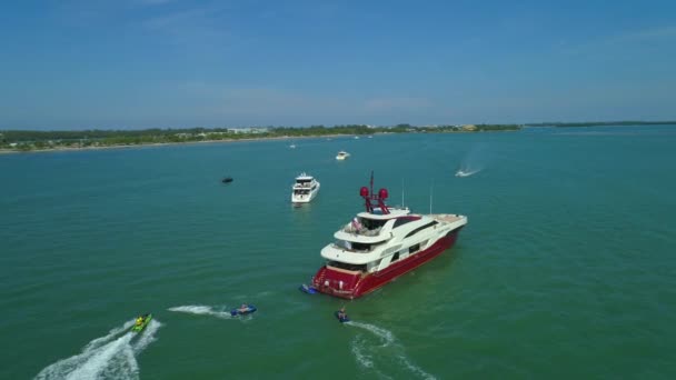 迈阿密 佛罗里达州 2018年7月20日 空中无人机拍摄豪华超级游艇在水黄金触摸 — 图库视频影像