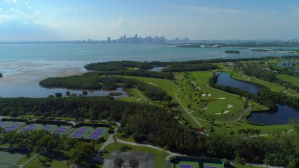 Luchtfoto Video Crandon Park Met Uitzicht Downtown Miami — Stockvideo