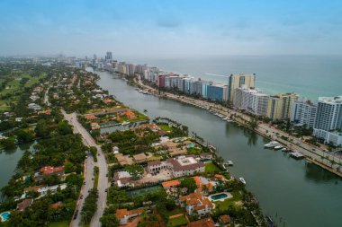 Miami Beach Hint Creek Collins Avenue ve lüks villalar Pinetree sürücü Hava görüntüsünü
