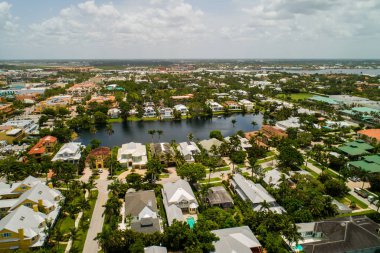 Şehir merkezinde Naples Florida hava fotoğrafı bir dron ile vurdu