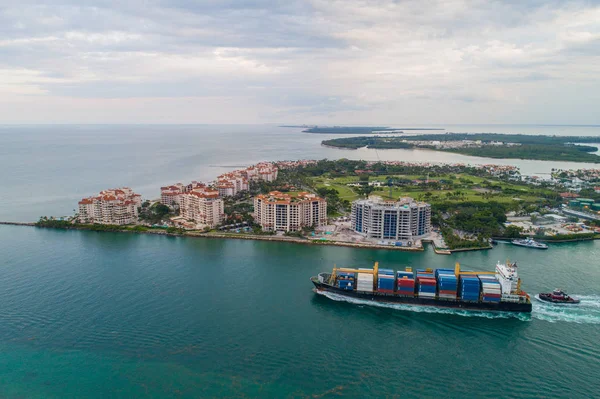 Снимок Грузового Судна Воздушного Беспилотника Компании Fisher Island Miami Beach — стоковое фото