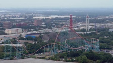 Hava dron görüntüleri üzerinde altı bayrakları Texas roller coaster Tema Parkı 4k