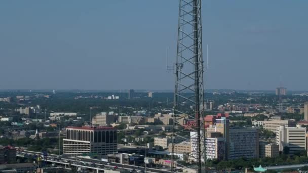 Ujęcia Rising Telefonów Komórkowych Wieża Kontroli Miastem Tle — Wideo stockowe