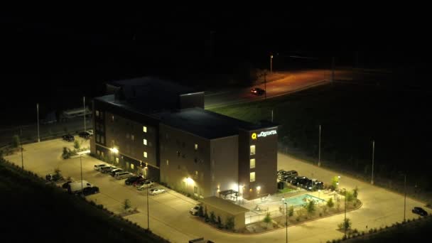 Съемки Ночной Воздушной Съемки Laquinta Hotel — стоковое видео