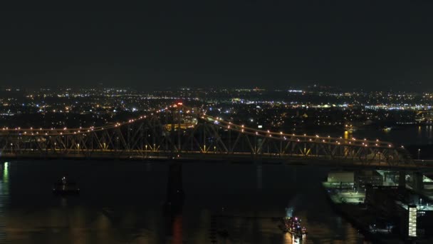 夜の空中ドローンのビデオの三日月都市接続ニユー オーリンズ ミシシッピー川 — ストック動画