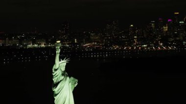 Hava üstgeçidin özgürlük heykeli Nyc