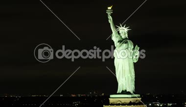 Havadan görüntüleri özgürlük heykeli New York gece 4k 24p
