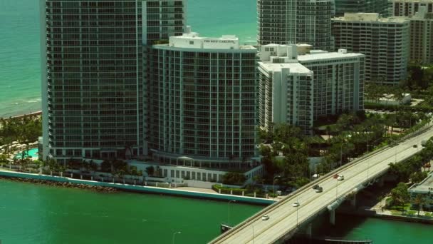 Vista Aérea Del Verde Paisaje Urbano Miami Con Edificios Carretera — Vídeos de Stock