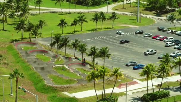 Vista Aérea Estacionamiento Aire Libre Con Coches Palmeras Miami — Vídeos de Stock