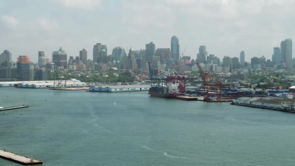 Flygfoto Över New York Stadsbilden Och Harbor Usa — Stockvideo