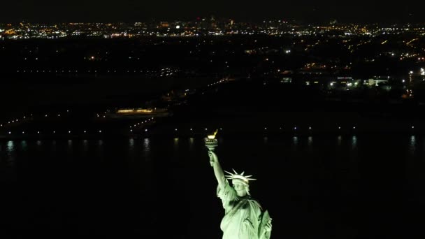 空中映像アメリカ ニューヨークの自由の像を明らかにします — ストック動画