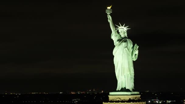 Luftaufnahmen Freiheitsstatue New York Bei Nacht 24P — Stockvideo