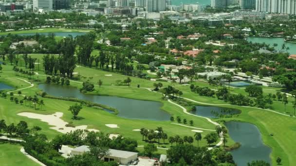 Campo Golf Aéreo Inclinación Hacia Arriba Revelan Miami Beach Florida — Vídeo de stock