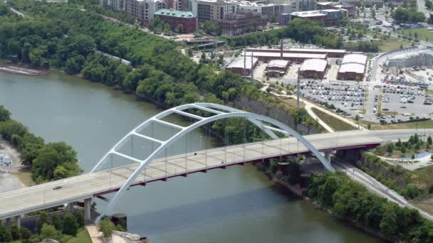 Anténa Nashville Korejské Veteránů Boulevard Most Přes Řeku Cumberland — Stock video