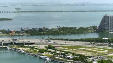 yeşil Miami cityscape okyanus ve dock gemilerle havadan görünümü