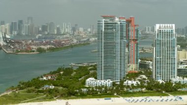 Miami cityscape ve kıyı manzara havadan görünümü